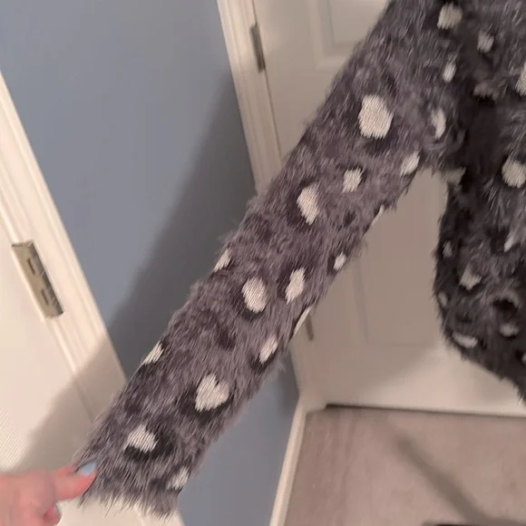 Item & Thread  Gray Eyelash Leopard Long Sleeve Sweater Size large - Picture 4 of 5